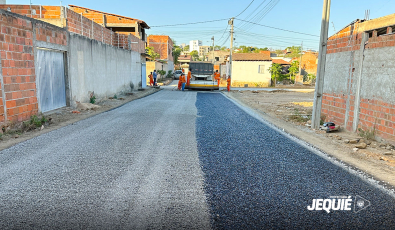 Após serviço de terraplanagem e drenagem, Prefeitura de Jequié inicia pavimentação asfáltica do Loteamento Vila Aeroporto